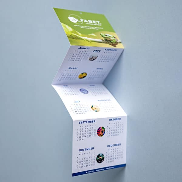 Afbeelding van een wandkalender die tot een 4-luik geplooid kan worden om makkelijk te versturen in een envelop