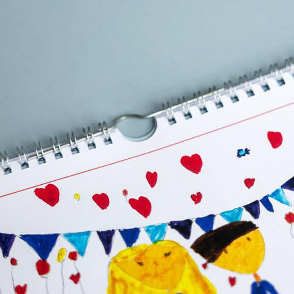 Afbeelding van een wandkalender met spiraalbinding en een ophanghaakje