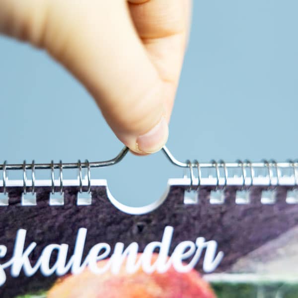 Close-up van het metalenophanghaakje op de wandkalender